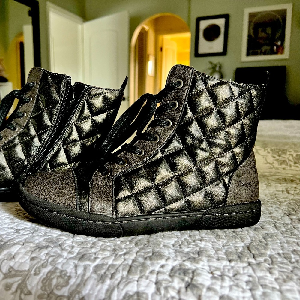Quilted gunmetal gray BOC women’s ankle boots Size 8